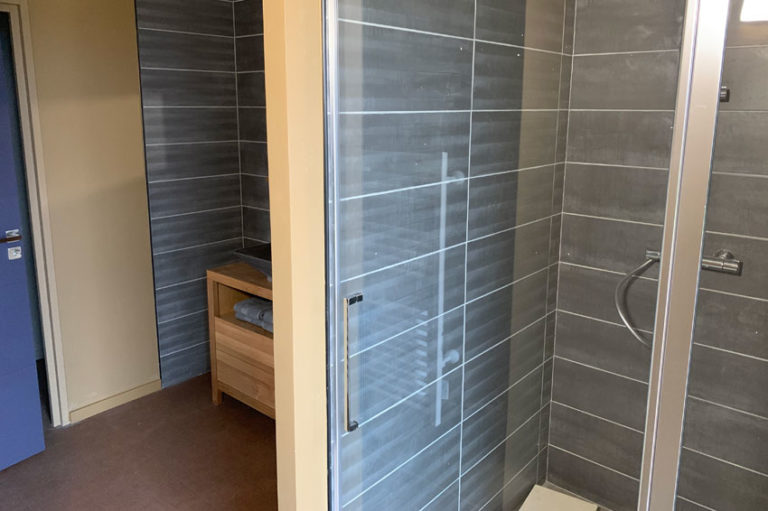 gite-maison-chauvet-chambre-denise-salle-de-bains