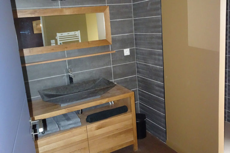 gite-maison-chauvet-chambre-denise-salle-de-bains